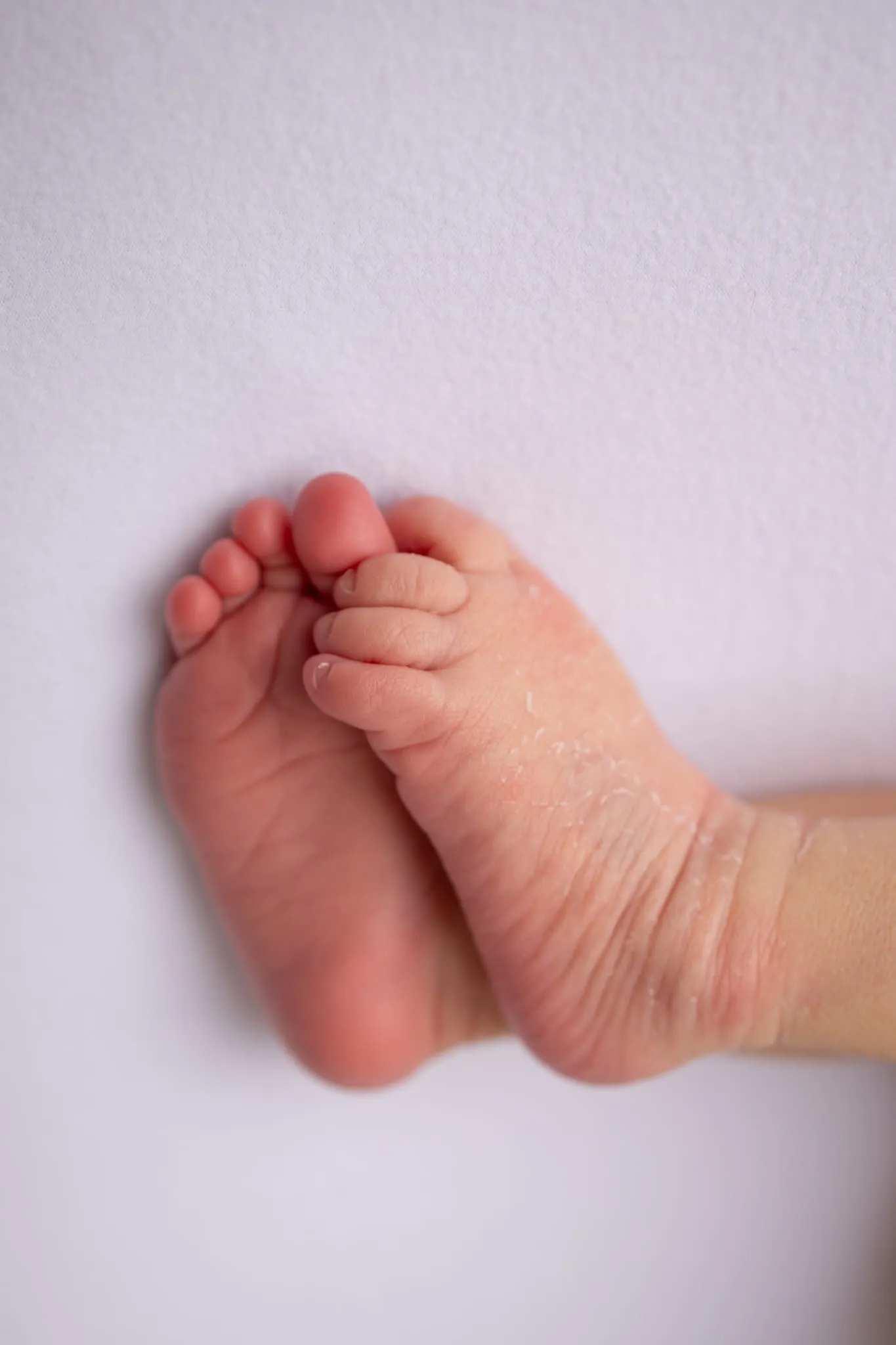 Babyfüße, behutsam in Händen gehalten